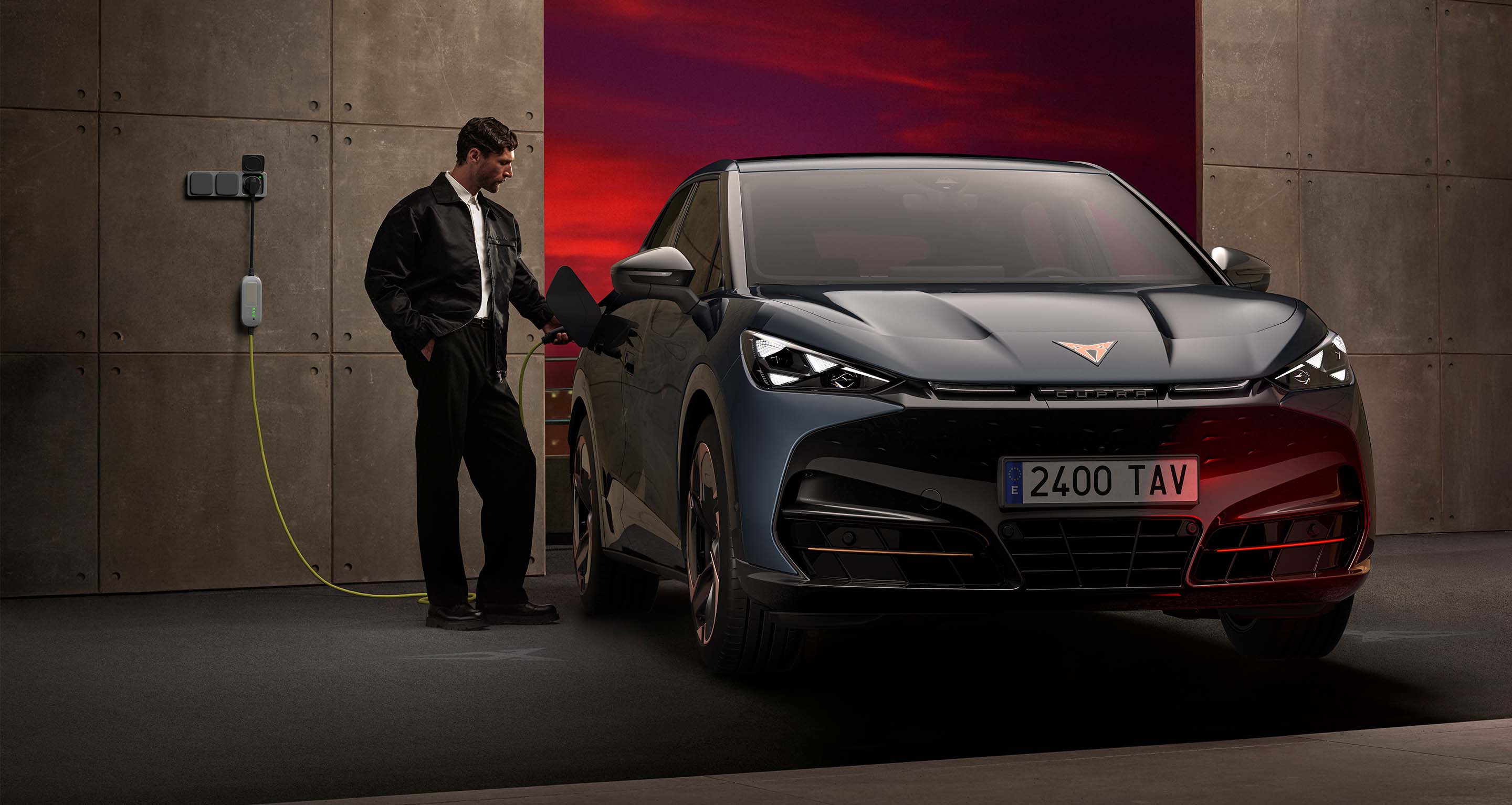 Persona cargando un CUPRA Tavascan