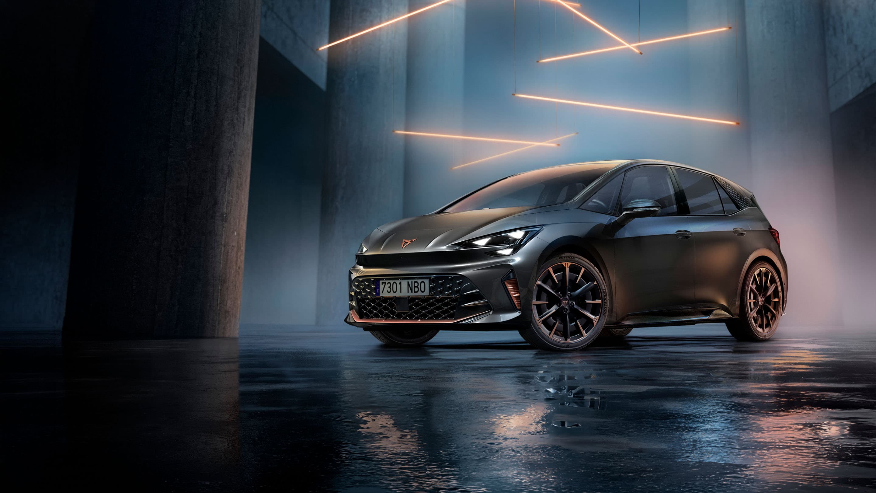 CUPRA Born en gris con detalles cobre bajo luces de neón