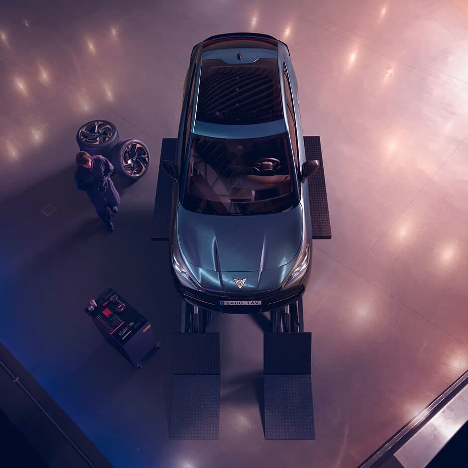 CUPRA Tavascan en el elevador de un taller, visto desde arriba